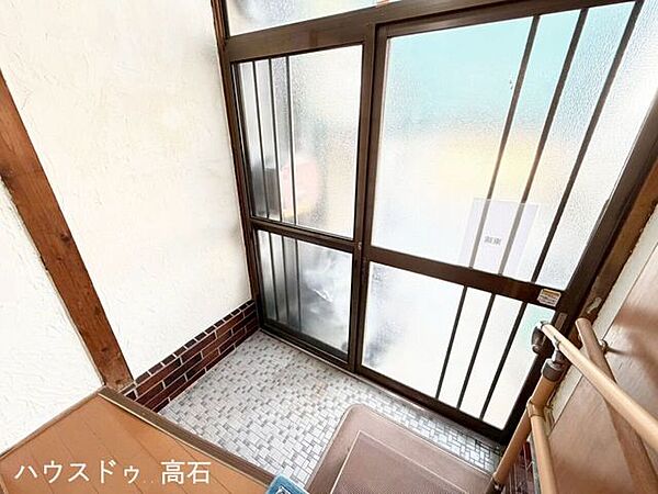 光が差し込む明るい玄関。手すり完備で毎日の外出・帰宅も安心です