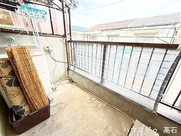 さのあるバルコニーは日当たりも良く、ご家族の洗濯物もたっぷり干せる便利なスペース。
