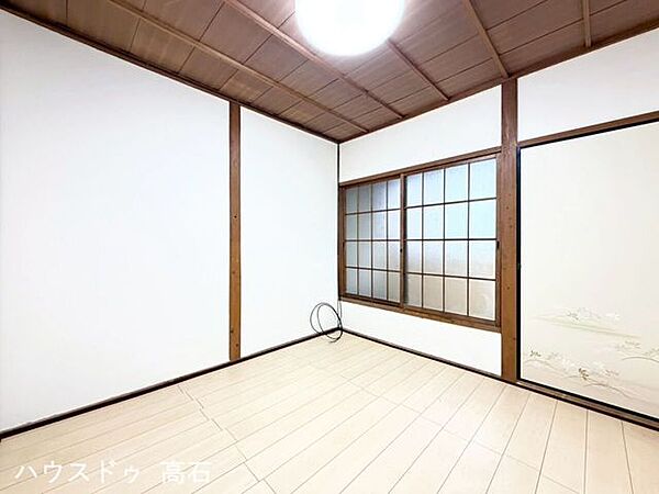 2階洋室【明るい2階居室】柔らかな光に包まれる、心地よいフローリング洋室。