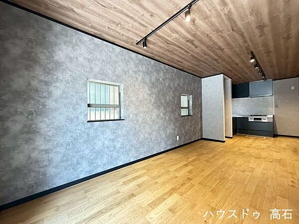 テレビボードや大型ソファを配置しやすい、すっきりとしたワイドな壁面が確保されています。