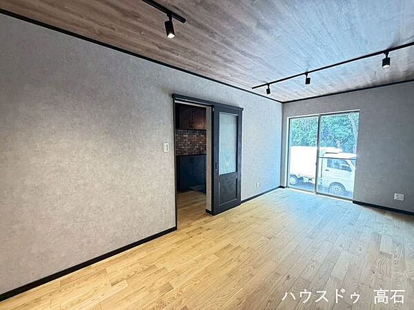 光と風が通り抜ける、開放感あふれるモダンリビング。