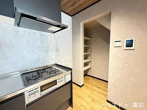 家事効率を上げるスマート動線: コンロと収納（パントリー）の距離が非常に近く、振り返るだけのステップで物を出し入れできます。