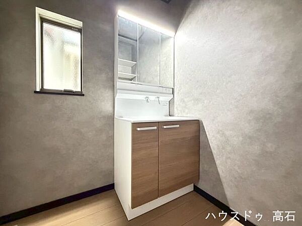 清潔感のある洗面所は、身支度や毎日の生活を快適にサポートする使いやすい空間です。