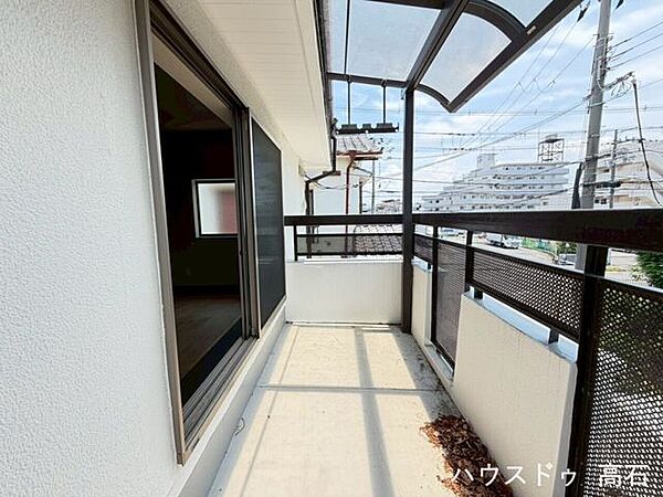お洗濯も快適！陽だまりが心地よい、屋根付きワイドバルコニー。