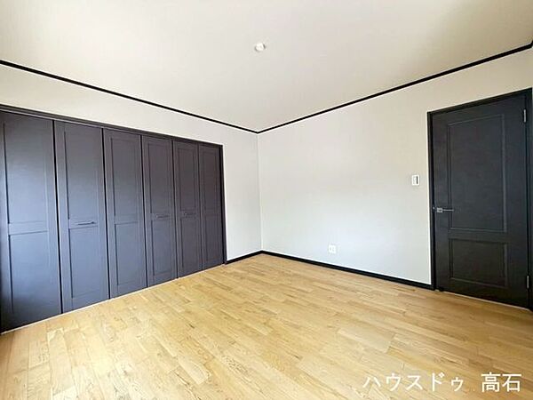 平坦なドアではなく、凹凸のある装飾（框デザイン）が入った建具を採用。欧風モダンな重厚感と、細部まで妥協のないクオリティの高さを感じさせる上質な主寝室です。