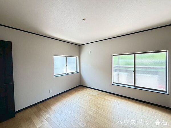 大きな窓から明るい光が差し込む洋室。