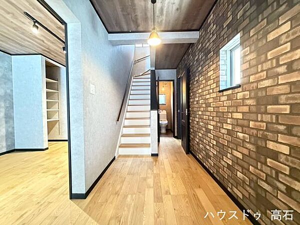 シンプルになりがちな廊下や階段まわりに、カフェのようなお洒落で重厚感のある雰囲気をプラスしています。
