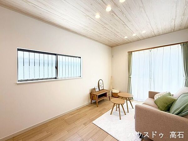 木目調天井がおしゃれな、明るく開放感のあるリビング！