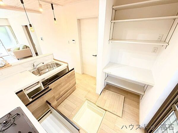 散らかりがちなキッチン周りを美しく保つ豊富な収納力。