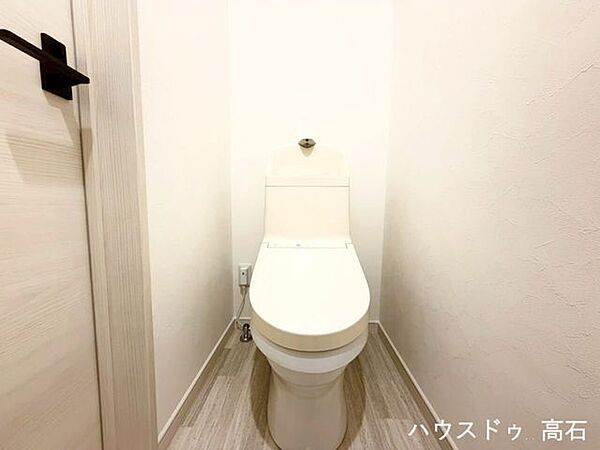 白を基調とした清潔感あふれるトイレ空間。
