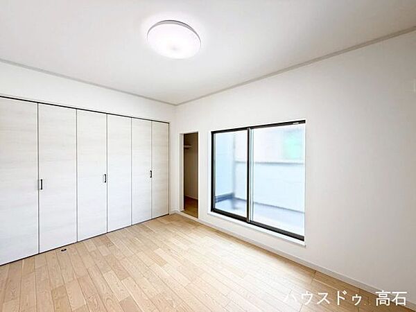 大きな窓から明るい光が差し込む洋室。