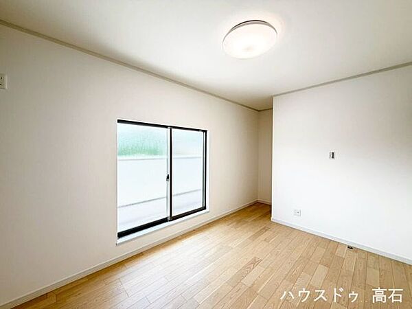 明るく清潔感のある洋室。寝室や子ども部屋など、ライフスタイルに合わせて多目的にご利用いただけます。