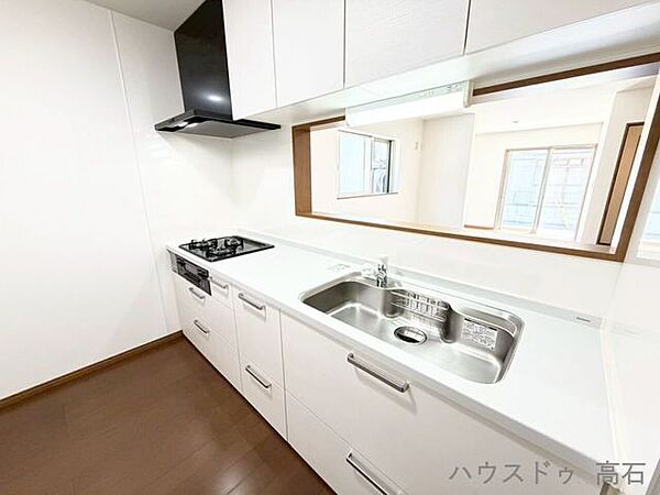 対面キッチンでご家族との会話を楽しみながらお料理ができる、温かみのある住まいです。