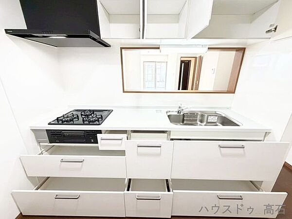 収納豊富なシステムキッチンで、キッチン周りをすっきり保てます。