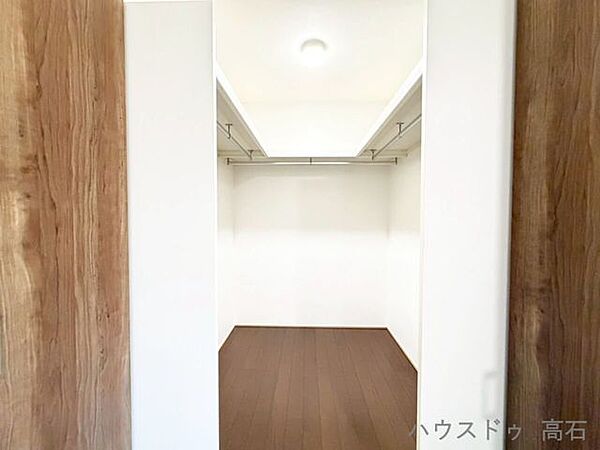 8畳洋室奥には衣類だけでなく、スーツケースや家電なども丸ごと収納できる便利なWICを備えています。