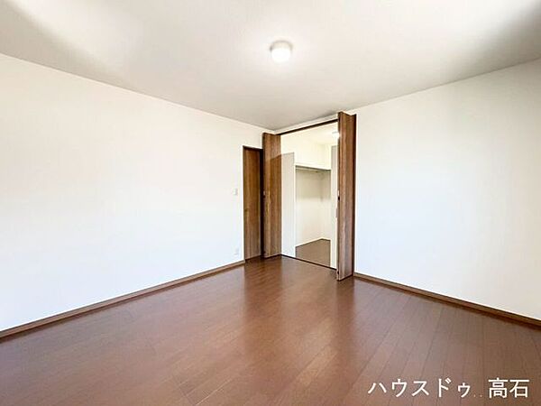 8畳洋室服や季節の荷物もすっきり片付くウォークインクローゼット付きで、お部屋をより広くお使いいただけます。