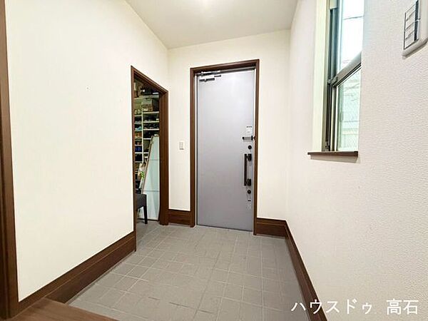 小窓からの自然光で明るく開放的！家族やゲストを心地よく迎える玄関