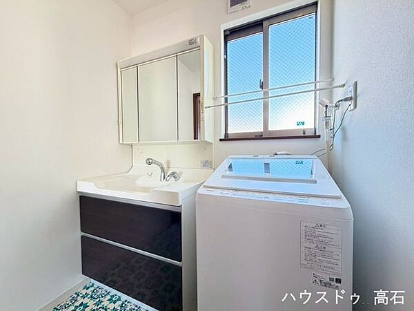 清潔感のある洗面所は、身支度や毎日の生活を快適にサポートする使いやすい空間です。