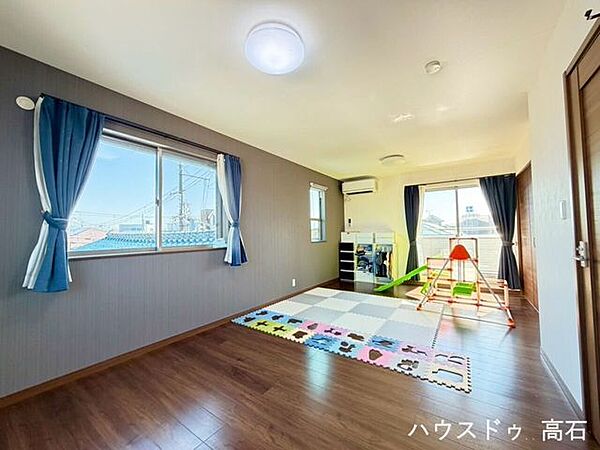 12.9畳洋室2面採光で明るさバツグン！子育てファミリーにも嬉しい多用途な大空間