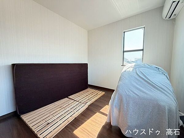 5.2畳洋室家具配置がしやすいスッキリ空間！使い勝手の良いコンパクトな洋室