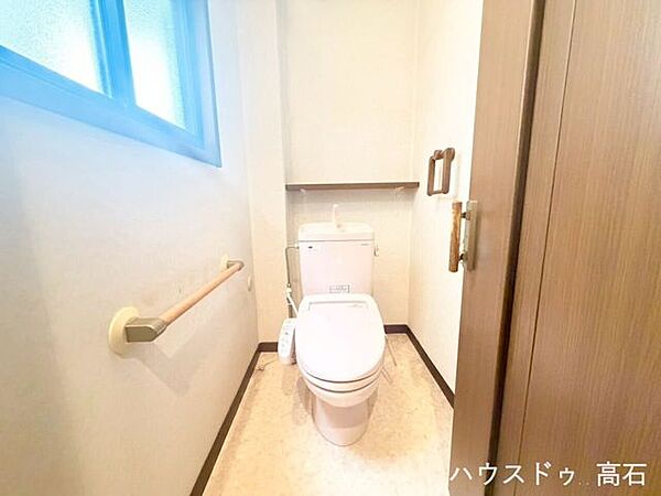 1階トイレ1階に独立して配置された衛生的なトイレ空間。温水洗浄便座などの快適設備を備え、毎日気持ちよくお使いいただけるシンプルなデザインです。