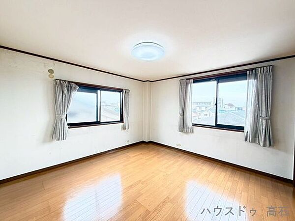 3階8畳洋室広々としたスペースで主寝室に最適。家具の配置もしやすくゆったり過ごせます。