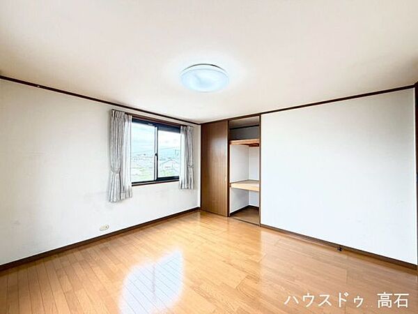 3階8畳洋室ダブルベッドを置いてもゆとりある広さを確保できます。