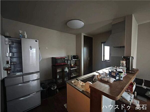 お料理中もご家族との会話が楽しめる、人気の対面式キッチンです。