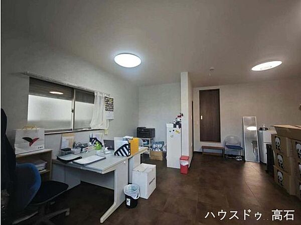 1階洋室事務所として使用中1階スペースは事務所、サロンや作業場、趣味のコレクターズルームなど、多様なニーズに応えます。