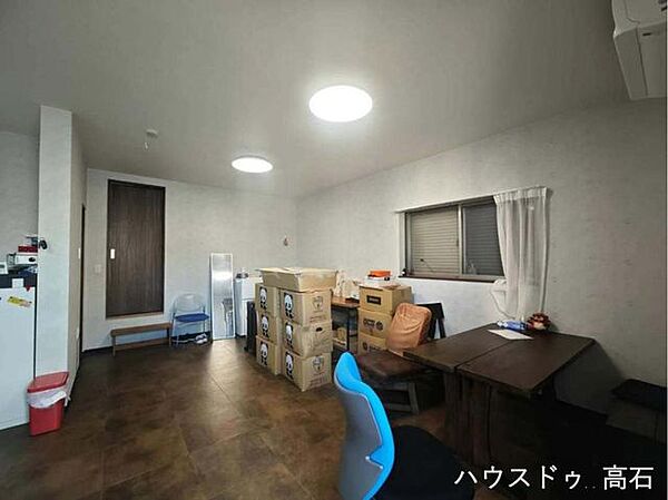 1階洋室事務所として使用中1階にも独立トイレと収納を完備しているため、来客時や仕事中もスムーズです。