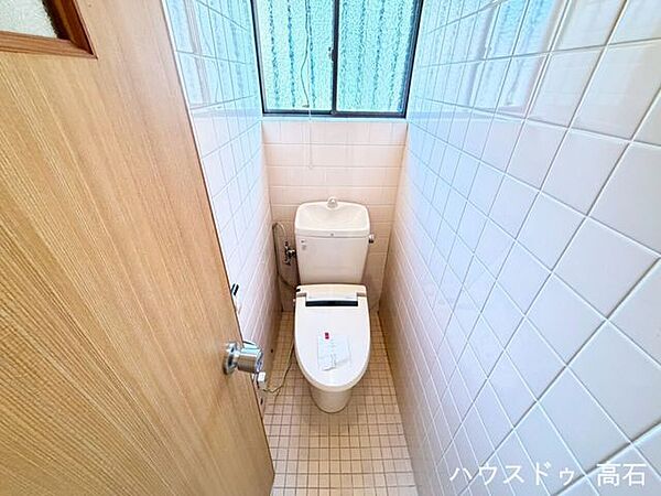 1階トイレ窓付きで明るく換気のしやすいトイレ空間。