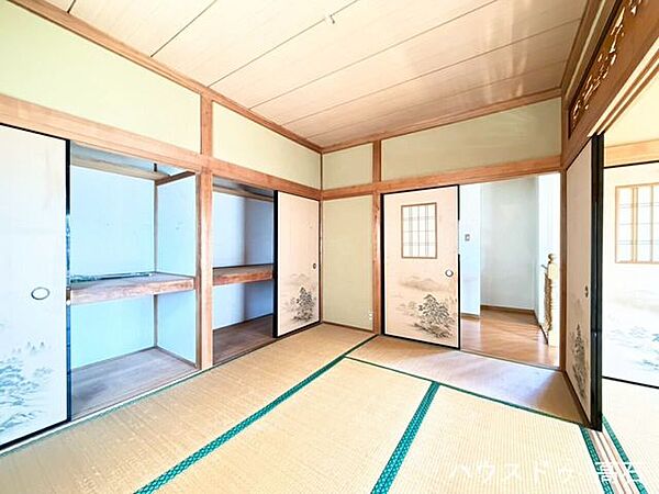 2階8畳和室(1)寝室にも荷物置きにもサッと活用できるジャストサイズな空間です。