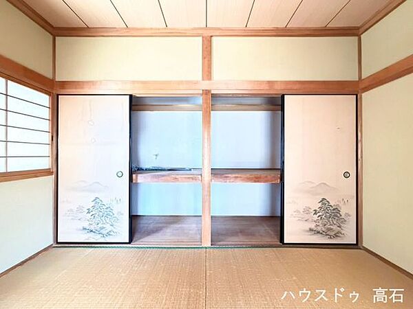 2階8畳和室(1)豊富な収納スペースを確保しており、ご家族の衣類や荷物もすっきり収納可能。
