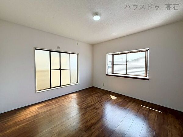 3階7畳洋室大きな2つの窓から光が入り込む、明るく清潔感のある空間。