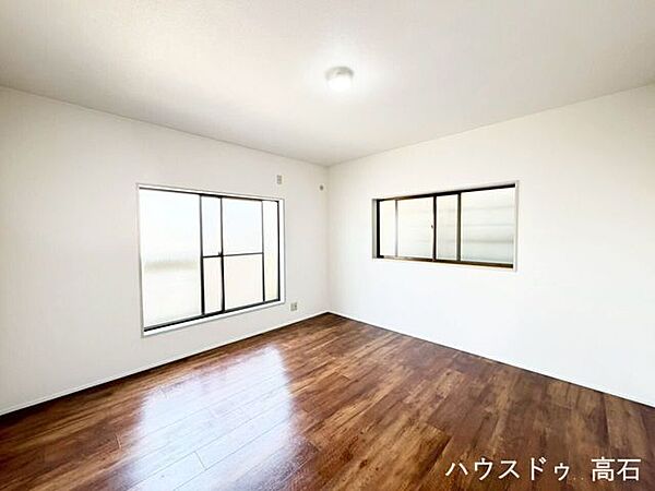 3階7畳洋室視線が抜ける2面採光で、明るく清潔感のある一室。。