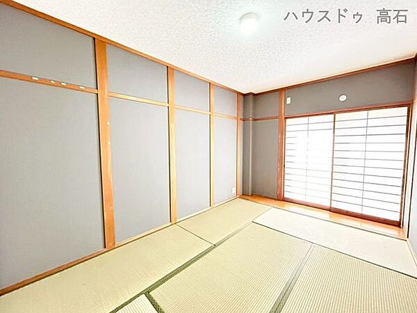 1階6畳和室採光豊かな明るく清潔感のある一室。