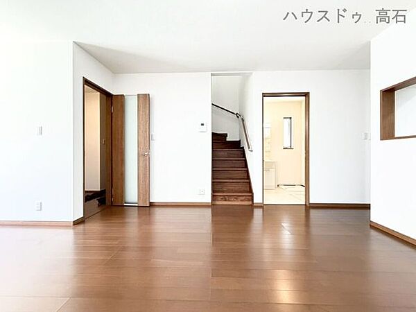 人気のリビング階段とスムーズな水回り動線が魅力！料理中も家族を見守れる安心の間取りです。
