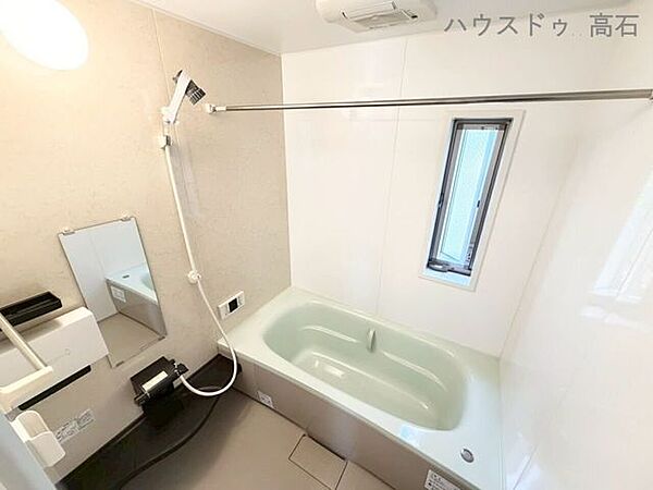 明るい窓付きの浴室は、換気もスムーズでいつでも清潔に保てます。