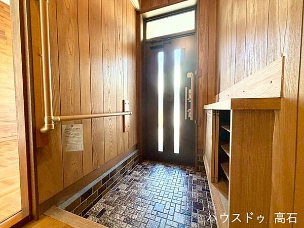靴収納を備えた玄関で、ご家族の靴もすっきり整理可能。