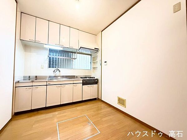 キッチン前面に窓があるため、採光・換気がしやすく、匂いがこもりにくいのも嬉しいポイントです。