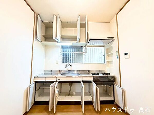 上部の吊戸棚と下部の収納スペースがしっかり確保されており、キッチン周りが散らかりにくい仕様です。