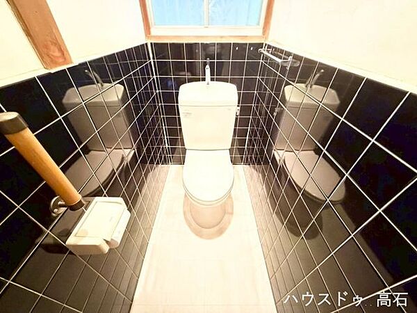 窓付きで清潔感のあるトイレ。手すりも設置されており、お子さまからご年配の方まで安心してお使いいただけます。