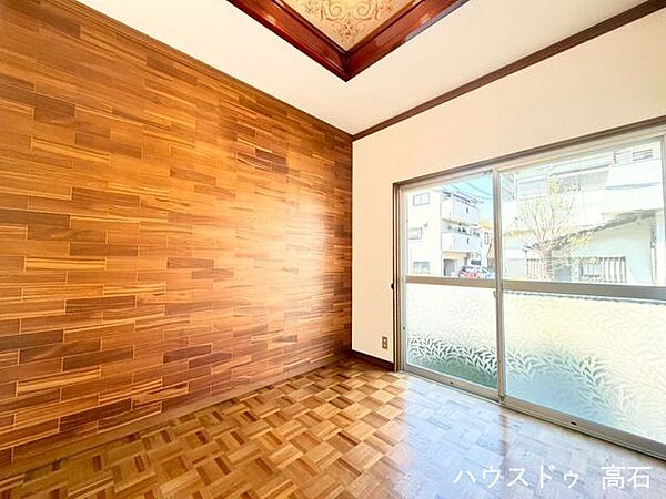 3.7畳洋室自然光がたっぷり入る大きな窓で、日中も気持ちよく過ごせます。