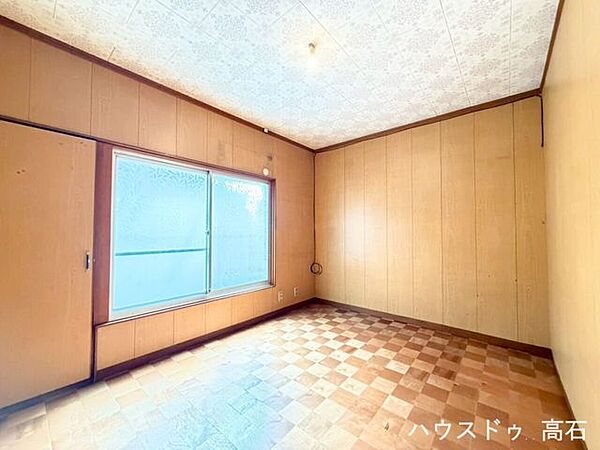 大きな窓から明るい光が差し込む洋室。