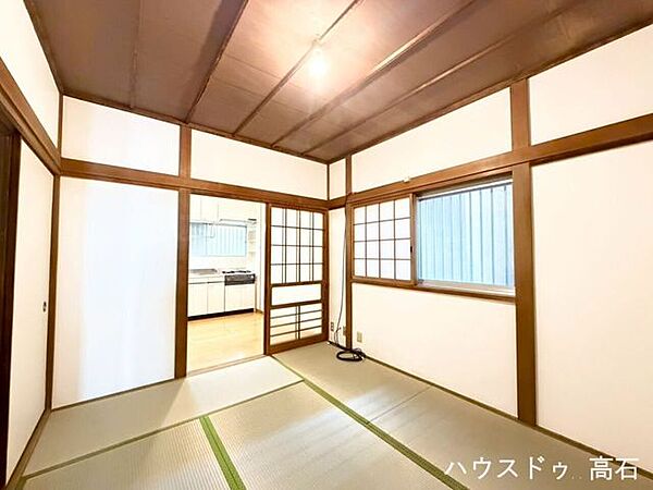 6畳和室自然光が広がる、木の温もりあふれる落ち着いたお部屋