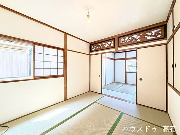 5畳和室(1)白を基調とした清潔感のあるクロスと、落ち着いた木目調の建具が調和したお部屋です。