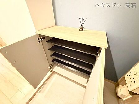 靴収納棚付きで、玄関まわりがいつも整う使いやすい空間です。