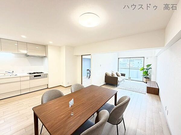 白を基調とした明るい空間。やわらかな光に包まれて、自然と気分まで軽やかに。