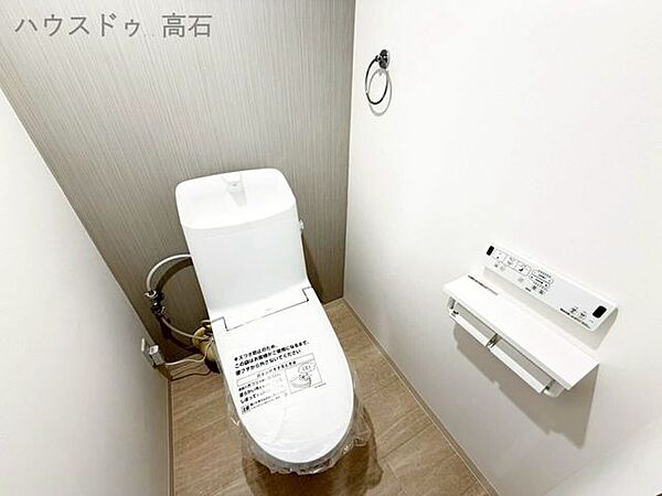 清潔感のある温水洗浄便座付きトイレ。快適にご利用いただけます