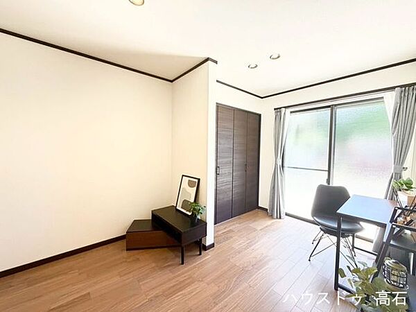 家族がゆったりくつろげる、明るいリビング空間♪